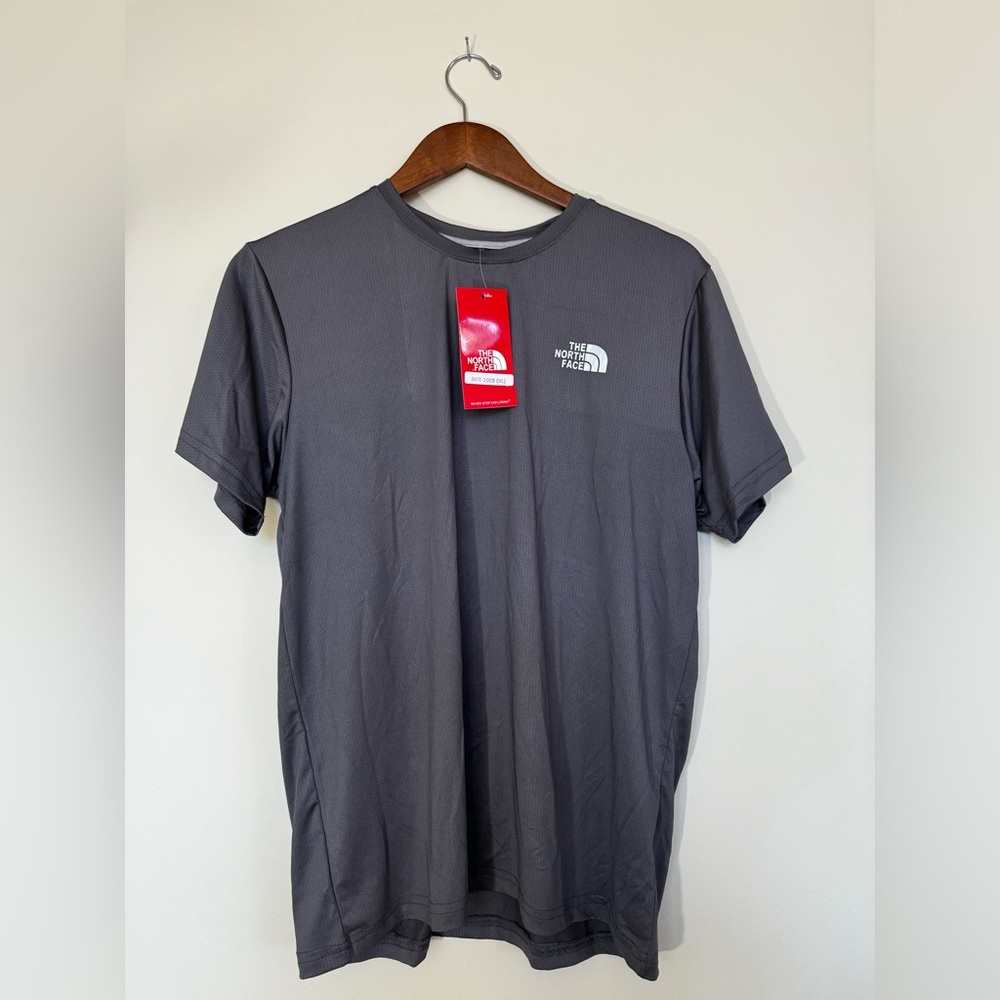 Men’s North Face tee - NEW!
